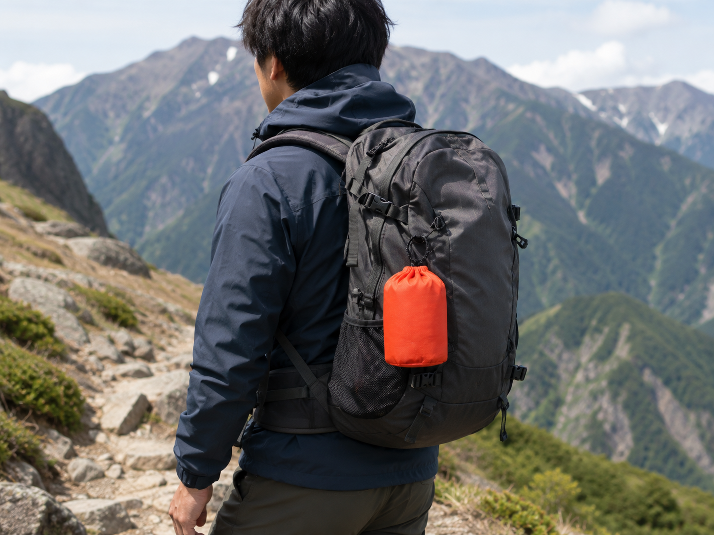 登山用リュックに携行する非常用寝袋